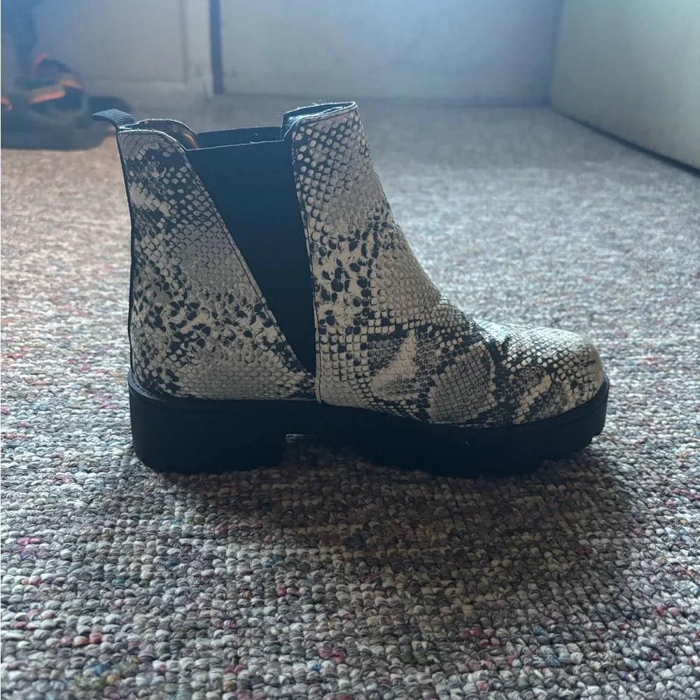 Size 8.5 Qupid Snake Skin Chelsea Boot - Picture 4 of 6